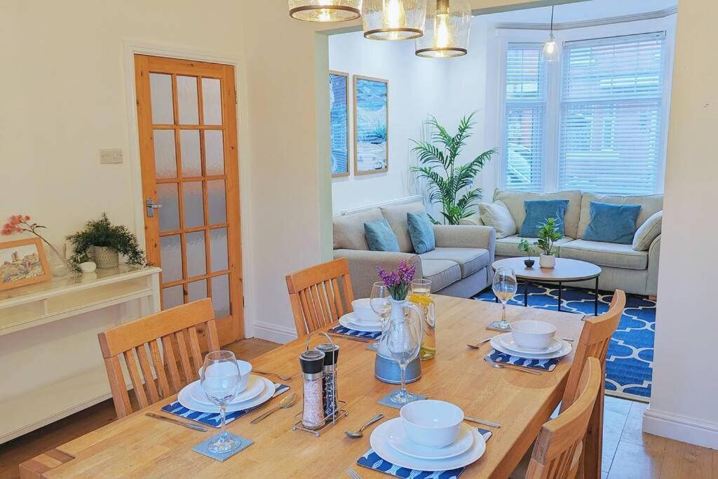 Seaside Escapes - With Relaxing Hot Tub! Villa Скарбъро Екстериор снимка