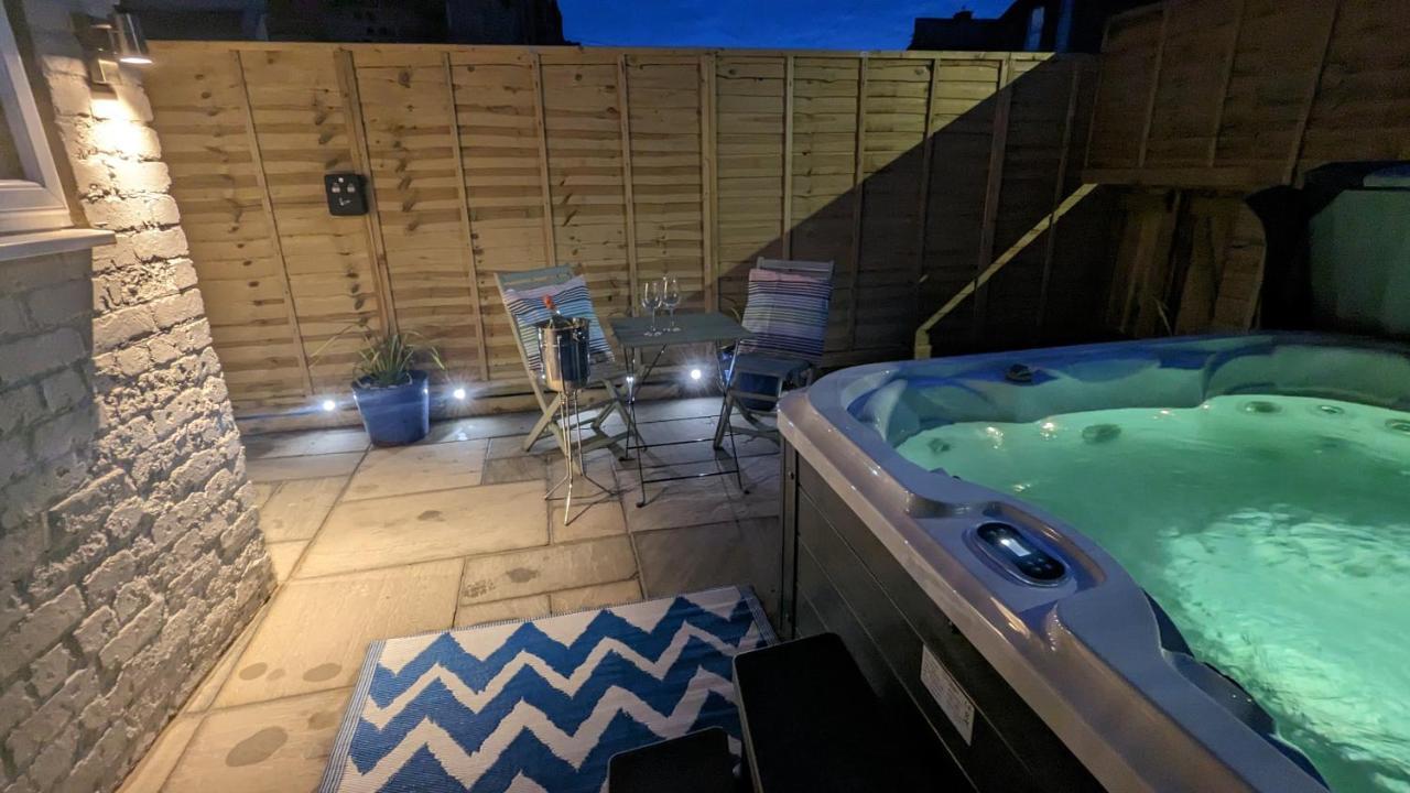 Seaside Escapes - With Relaxing Hot Tub! Villa Скарбъро Екстериор снимка